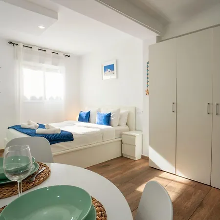 Apto 2 P Ferrandis アパート